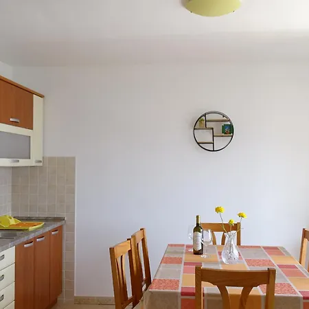 Apartmán 6 Pax Apertment On The With Terrace, Sea View, Garden, Parking Ensured, First Floor Mimice