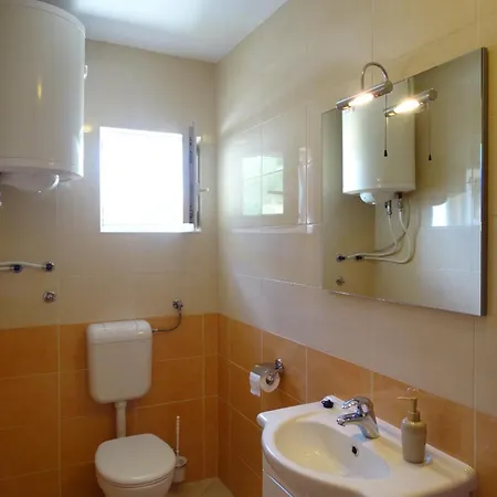 6 Pax Apertment On The With Terrace, Sea View, Garden, Parking Ensured, First Floor Apartment Mimice