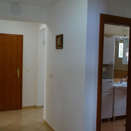 Apartment 6 Pax Apertment On The With Terrace, Sea View, Garden, Parking Ensured, First Floor *