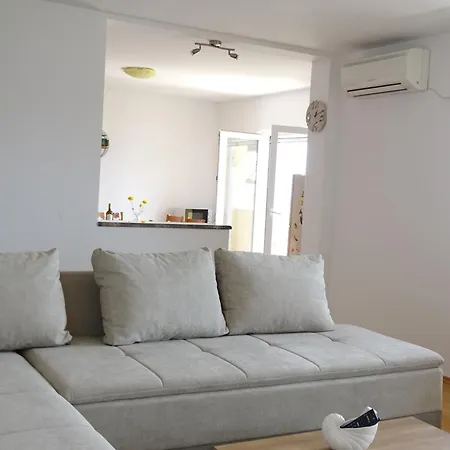 6 Pax Apertment On The With Terrace, Sea View, Garden, Parking Ensured, First Floor * Mimice