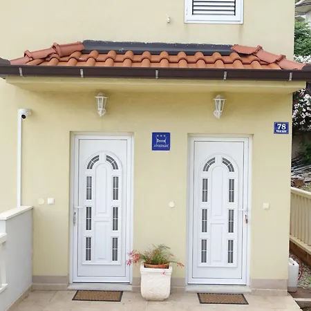 6 Pax Apertment On The With Terrace, Sea View, Garden, Parking Ensured, First Floor Apartment Mimice
