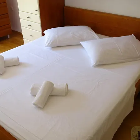 6 Pax Apertment On The With Terrace, Sea View, Garden, Parking Ensured, First Floor * Mimice