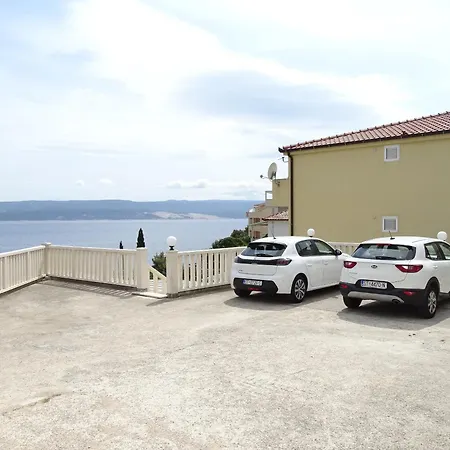 Apartament 6 Pax Apertment On The With Terrace, Sea View, Garden, Parking Ensured, First Floor