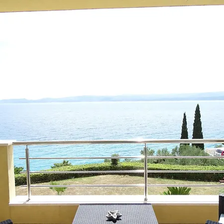 6 Pax Apertment On The With Terrace, Sea View, Garden, Parking Ensured, First Floor Apartament Mimice