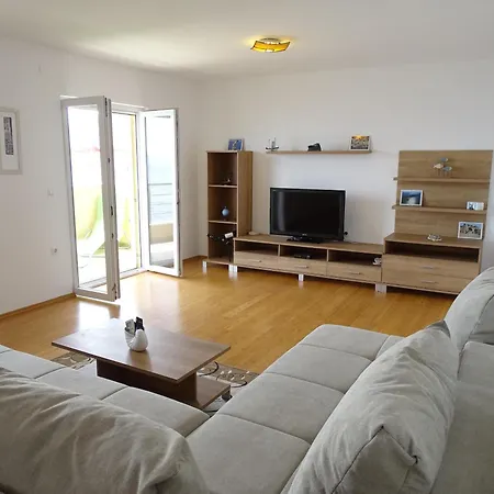 Apartment 6 Pax Apertment On The With Terrace, Sea View, Garden, Parking Ensured, First Floor Mimice