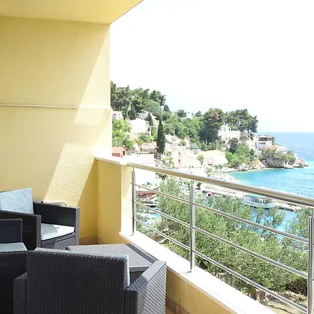 6 Pax Apertment On The With Terrace, Sea View, Garden, Parking Ensured, First Floor *